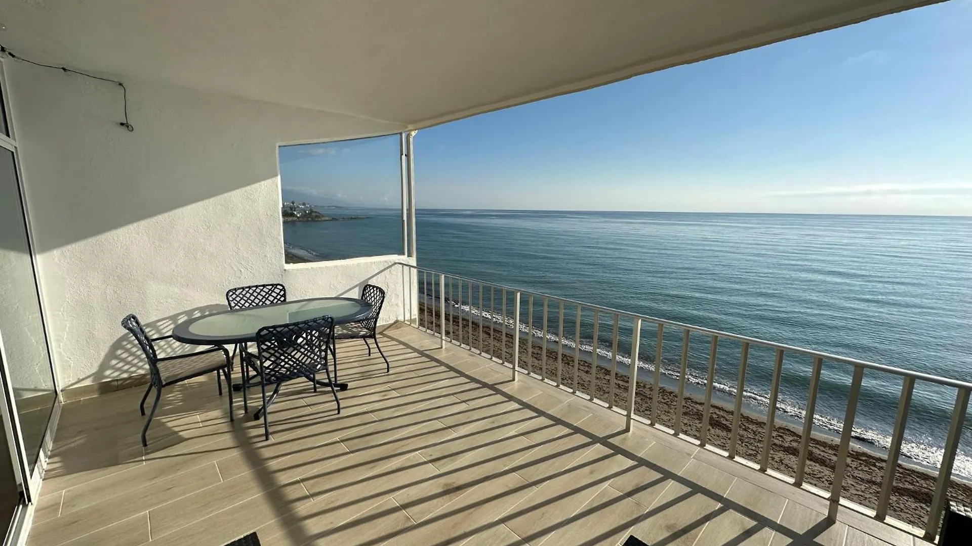 Beachfront, Top Floor Corner 2-Bed, Estepona Paseo Apartment Spain