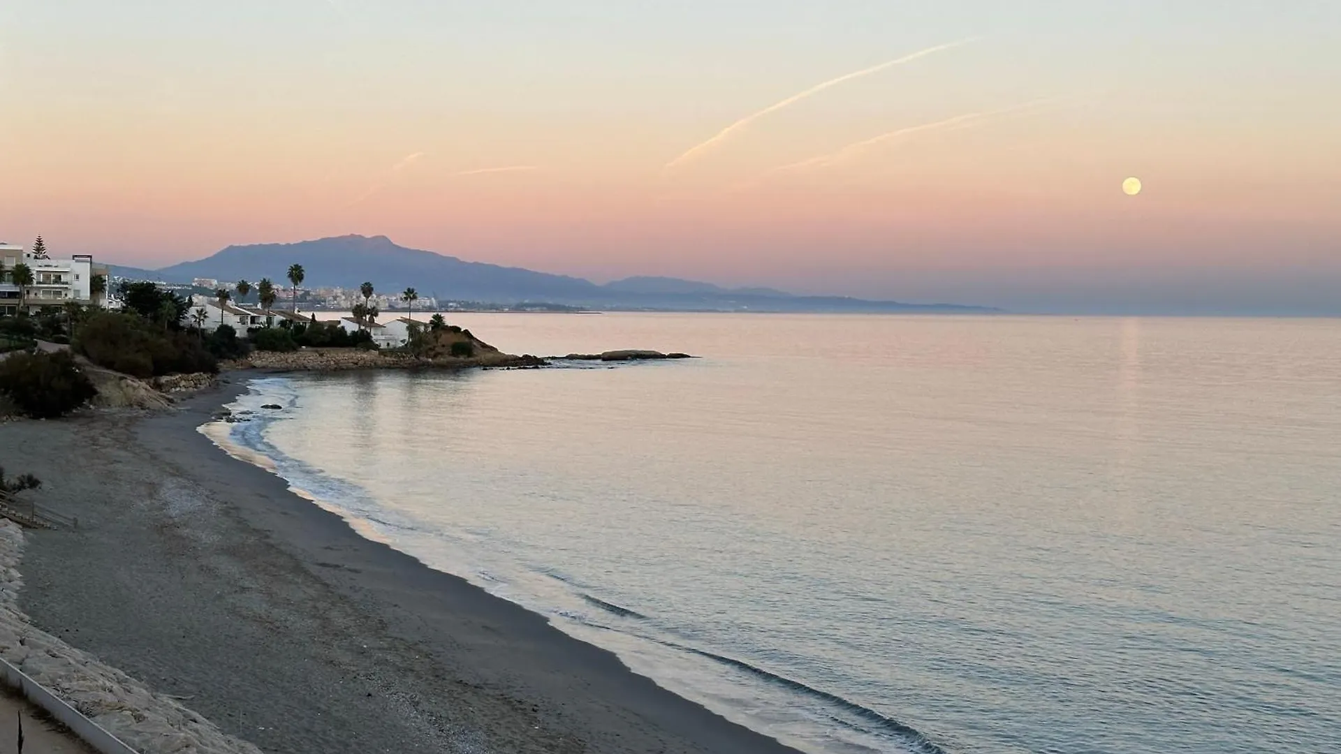 Beachfront, Top Floor Corner 2-Bed, Estepona Paseo Apartment