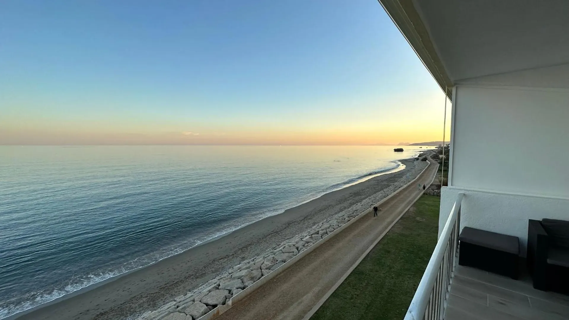 Beachfront, Top Floor Corner 2-Bed, Estepona Paseo Apartment Spain